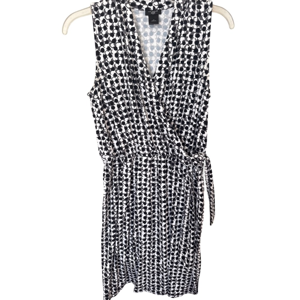 Ann Taylor sleeveless wrap dress featuring a black‎ and white geometric print SP